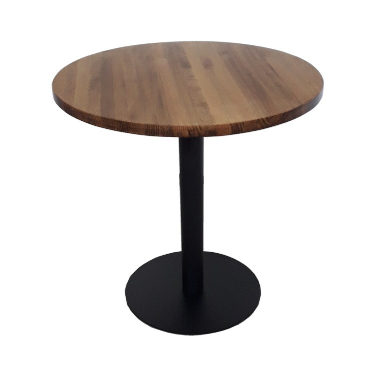 Tablero redondo de madera sobre la mesa