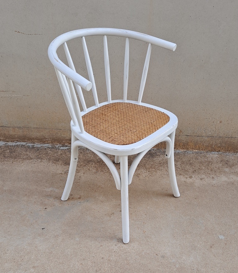 sillas blancas de madera